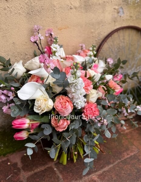 Mazzo di fiori di stagione toni del salmone