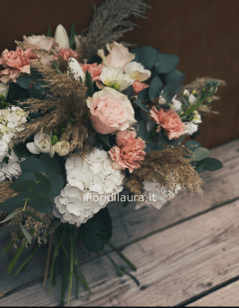 Mazzo di fiori freschi e pampas
