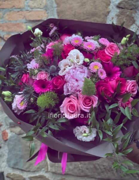 Mazzo misto di fiori di stagione toni del rosa acceso