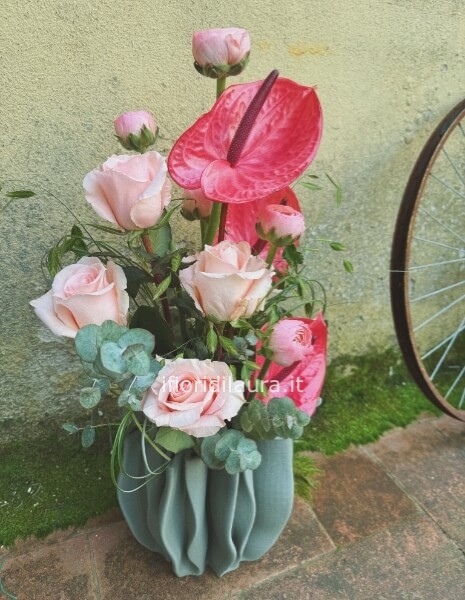 Composizione di fiori freschi In vaso decorativo(da concordare)