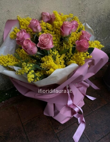 Bouquet di rose colorate e mimosa 