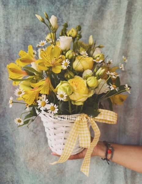 Cestino con fiori freschi