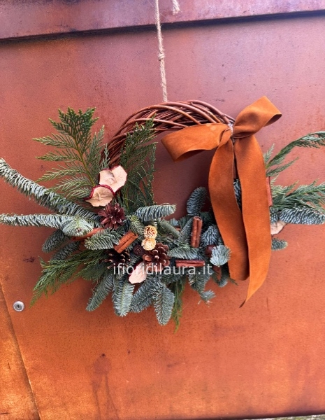 Corona mezzaluna di abete fresco su base di legno