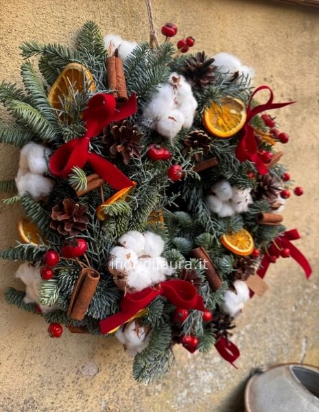 Corona piena di abete e decorazioni naturali