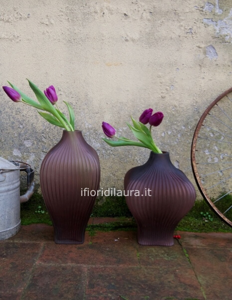 vaso viola stretto e slanciato