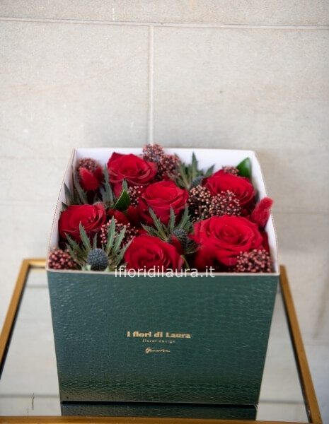 scatola chiusa con 6 rose rosse e altri fiori abbinati larga 22cmt