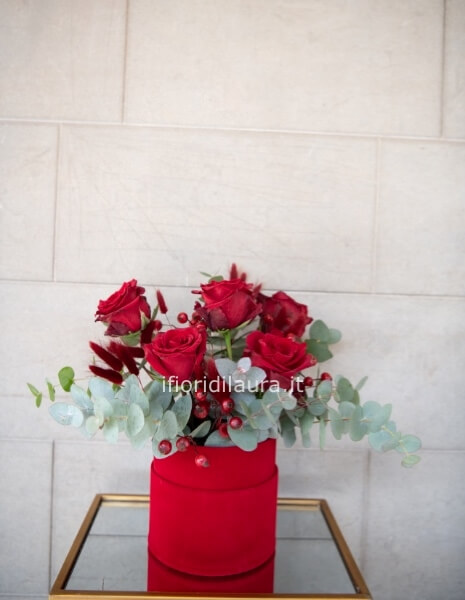 Scatola in velluto piccola con 3 rose rosse e fiori secchi