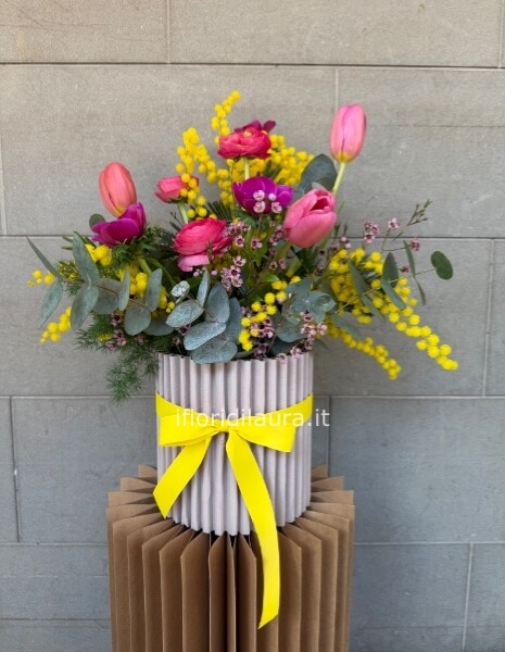 Scatola grande aperta con fiori e mimosa