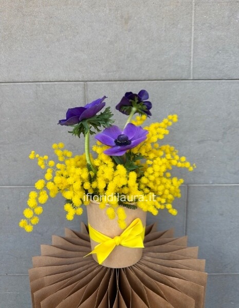 Composizione di mimosa e anemoni viola
