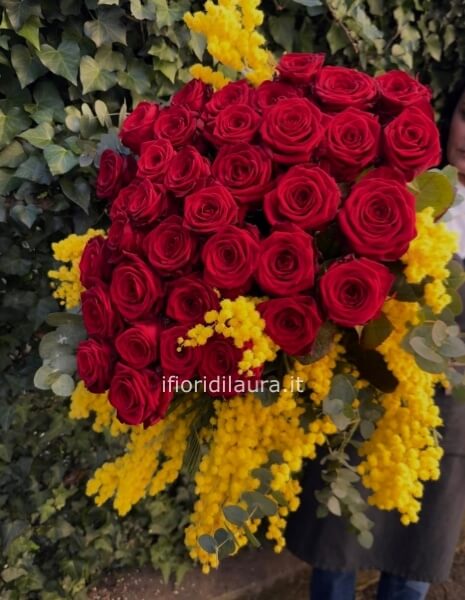 Bouquet di rose rosse lunghe e mimosa