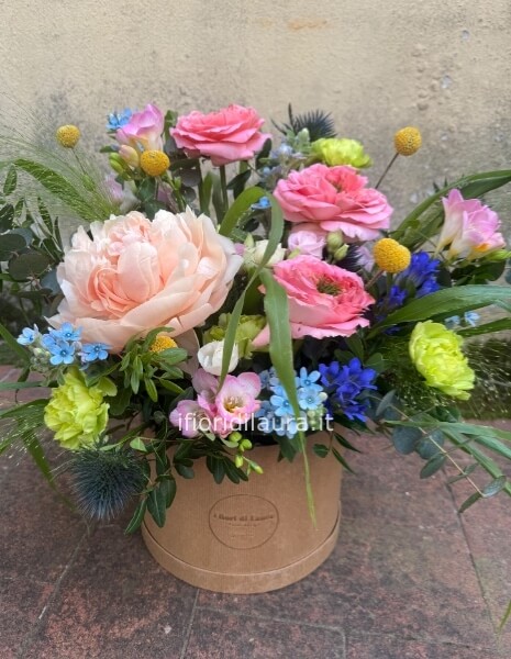 Scatola di fiori freschi con peonie