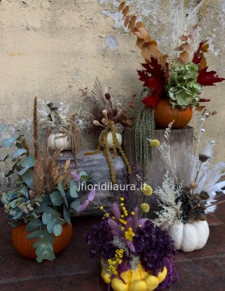 Zucche con fiori secchi